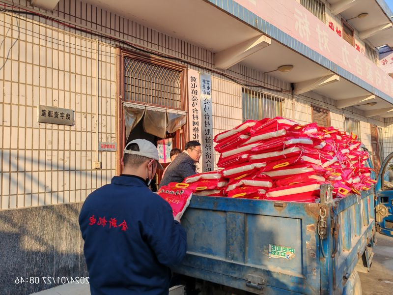 公司给亮马台村的老人发春节福利